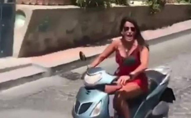 Aída Nízar en moto y sin casco. 
