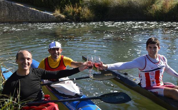 Brindis con vinos de Cigales en el Canal de Castilla. 