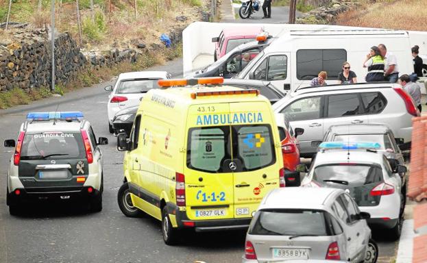 Agentes de la Policía Judicial de la Guardia Civil investigan el suceso en el que un hombre que ha aparecido muerto junto a su mujer y sus dos hijos de corta edad en su casa de La Orotava. 