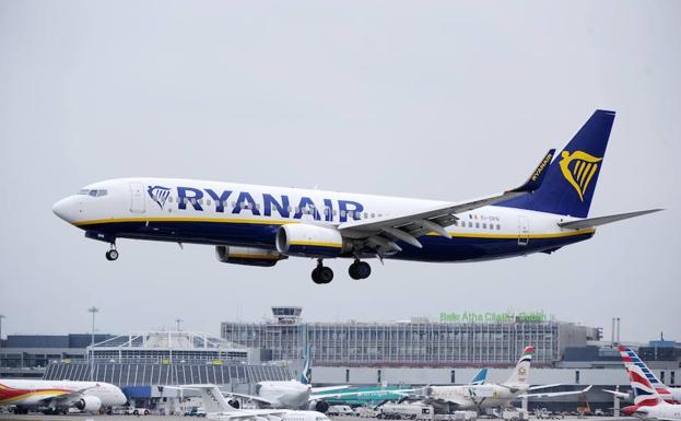 Un avión de Ryanair aterriza en el aeropuerto de Dublín. 