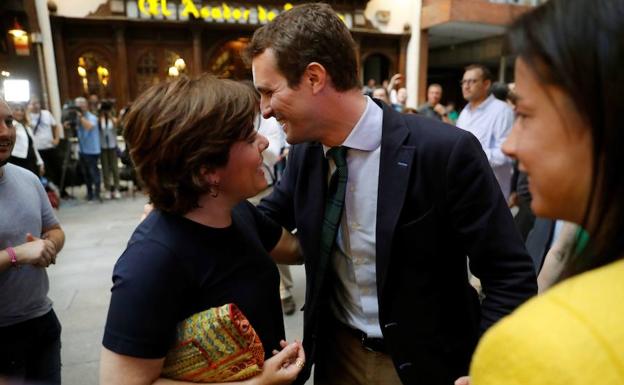 Soraya Sáenz de Santamaría y Pablo Casado, los dos candidatos a la presidencia del PP, durante la cena del Grupo Parlamentario Popular.