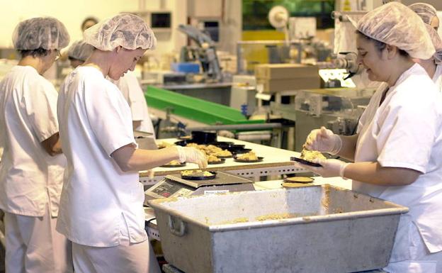 Mujeres trabajan en la fábrica de turrón 'El Artesano', en Jijona. 