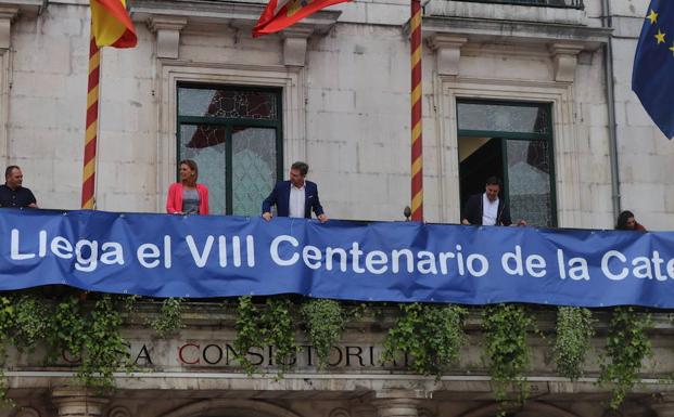 De izquierda a derecha, Óscar González, Lorena de la Fuente, Javier Lacalle, Daniel de la Rosa y Gloria Bañeres, colocando la pancarta en la Casa Consistorial.