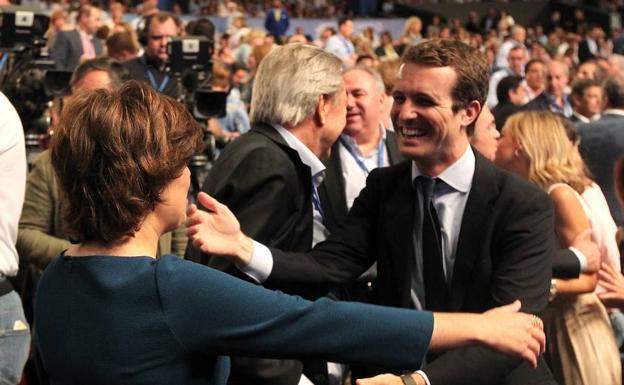 Los candidatos Soraya Sáenz de Santamaría y Pablo Casado.