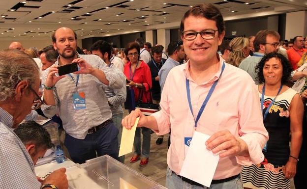 Fernández Mañueco durante la votación