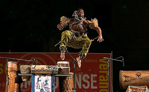 Gorsy Edú es el único artista dentro de su obra 'El Percusionista'
