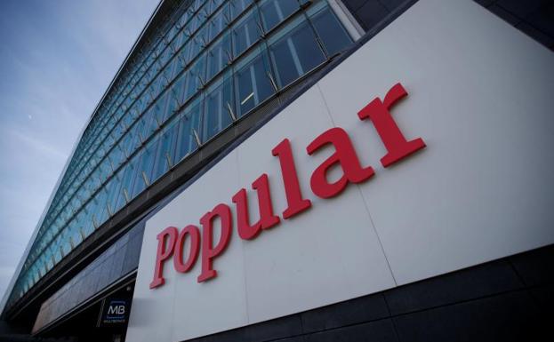 Logo del Banco Popular en la fachada de una sucursal