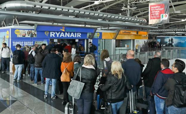 Pasajeros de Ryanair durante la huelga de abril de este año.