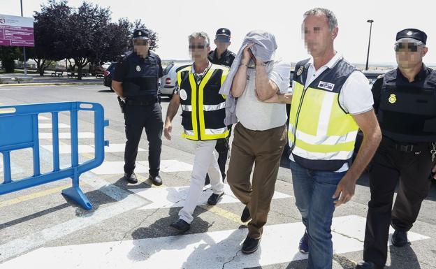 El policía jubilado, en el momento de llegar al Juzgado de Astorga.