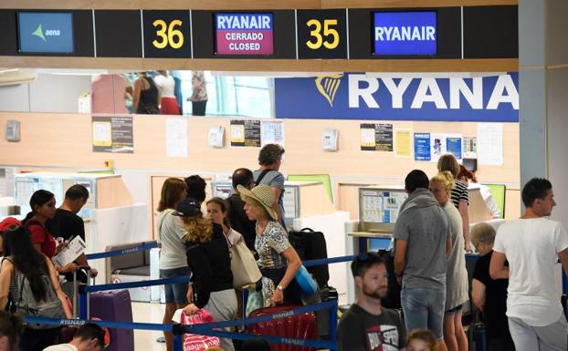 Pasajeros de Ryanair esperando en el aeropuerto de Valencia.
