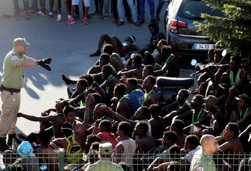 Los más de 400 inmigrantes que han logrado saltar la valla que separa Marruecos de Ceuta celebran su llegada a territorio de la Unión Europea, pero también muestran las marcas de un enfrentamiento que fuentes policiales han definido como «violento y sin precendentes».