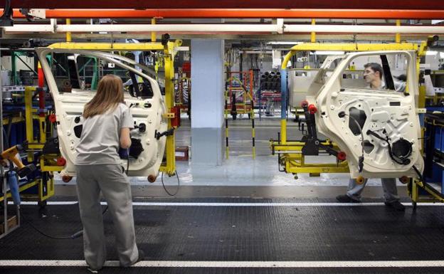 Dos trabajadores montan elementos de las puertas de un Renault Captur en la factoría de Montaje-Carrocerías de Valladolid.