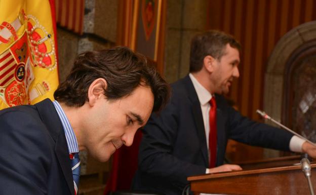 Alfonso Manero (izq), en un Pleno con Javier Lacalle (drcha).