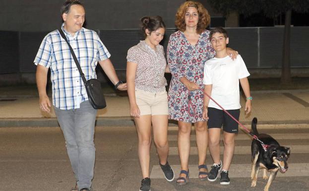 Juan Francisco, María Luisa, Beatriz y Juan pasean a su perro. 