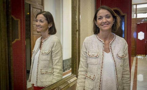 Reyes Maroto posa en uno de los pasillos del edificio del Congreso. 