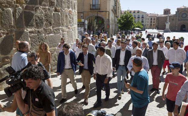 El presidente del Partido Popular, Pablo Casado, preside la Junta Directiva de la formación política en la capital abulense, a la que también asiten el presidente del PP de Castilla y León, Alfonso Fernández Mañueco, y el de Ávila, Carlos García. 