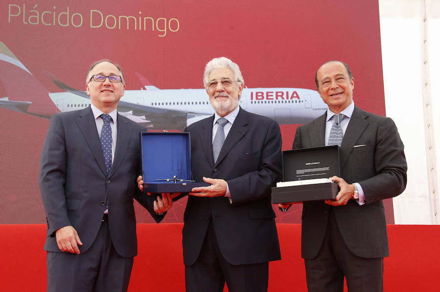 Iberia ha bautizado con el nombre 'Plácido Domingo' a su primer A350, un acto que ha contado con la presencia del tenor español que ha manifestado «una gran emoción» por este reconocimiento, que ha calificado de «privilegio».