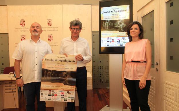 Organizadores del Sinodal y la diputada, Sara Dueñas, en la presentación del evento. 