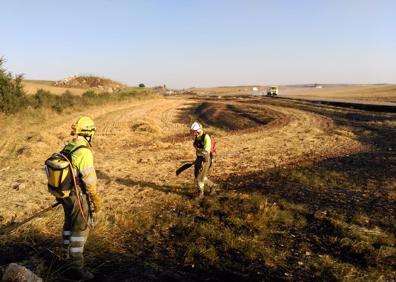 Imagen secundaria 1 - El accidente de un camión de paja causa un incendio en Castellanos de Castro