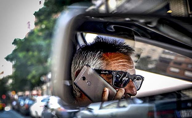 Conductor hablando por el móvil.