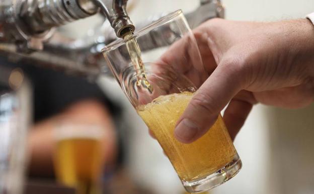 El castellano y leonés toma una cerveza por las casi dos del murciano