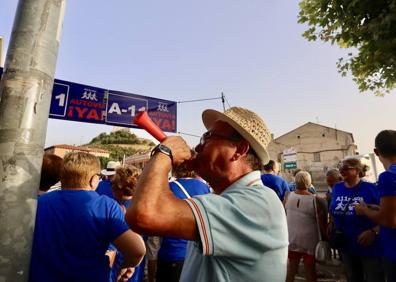 Imagen secundaria 1 - Vecinos de Peñafiel reclaman la construcción de la Autovía del Duero. En la parte inferior, camiones retenidos por la manifestación.