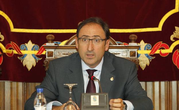 El alcalde, Alfonso Polanco, en el pleno del Ayuntamiento de Palencia. 