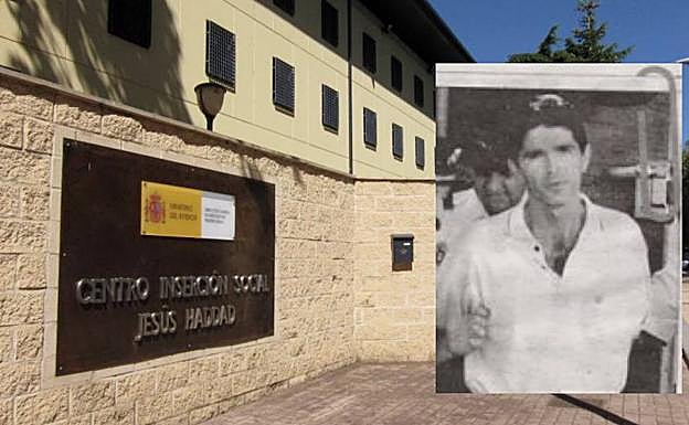 Entrada del CIS de León y foto de archivo de Santiago Izquierdo. 