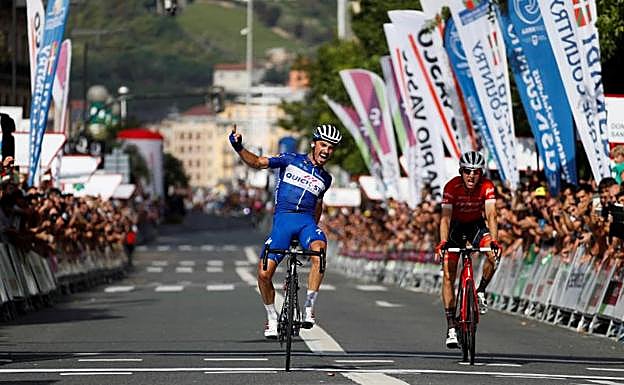 Alaphilippe se impone en la meta al holandés Bauke Mollema. 
