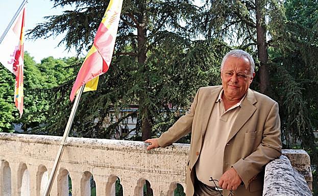 Santonja en un balcón del Palacio de la Isla, sede del Instituto de la Lengua