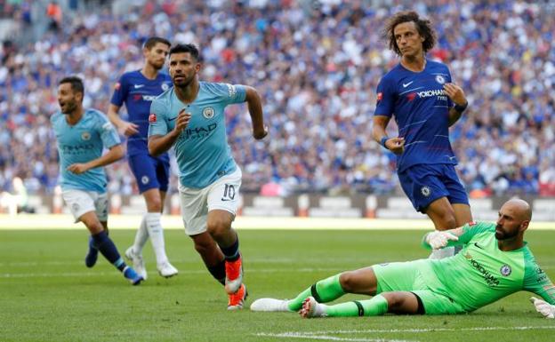 Agüero celebra su segundo tanto ante Willy Caballero. 