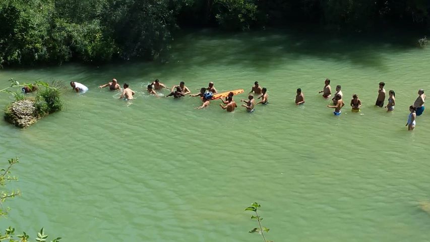 Fotos: Rescate de un bañista tras lanzarse desde la cascada de Pedrosa de Tobalina