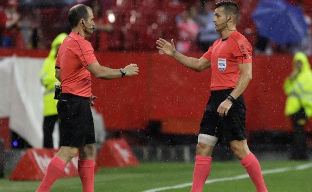 El árbitro Del Cerro Grande se retira lesionado del terreno de juego durante el Sevilla-Alavés