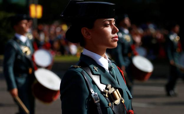 Una agente de la Guardia Civil desfila en ell día de la Fiesta nacional. 