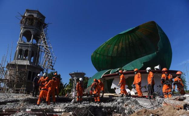 Labores de rescate en Indonesia.