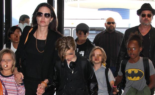 Angelina Jolie y Brad Pitt, junto con sus hijos. 