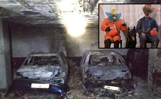 'Los payasos justicieros' y uno de los garajes quemados. 
