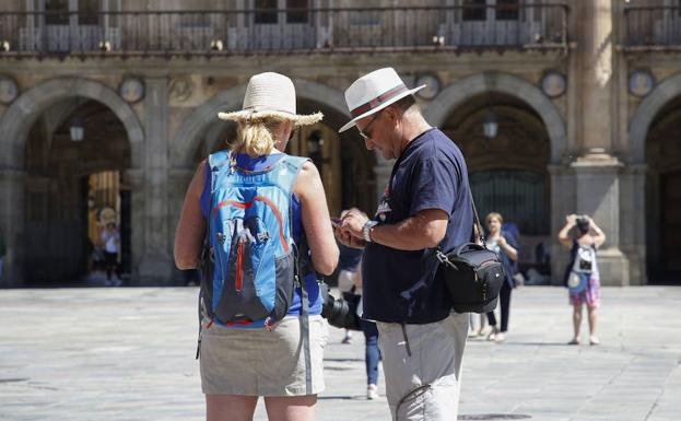 Una pareja de turistas en la Plaza Mayor de Salamanca.