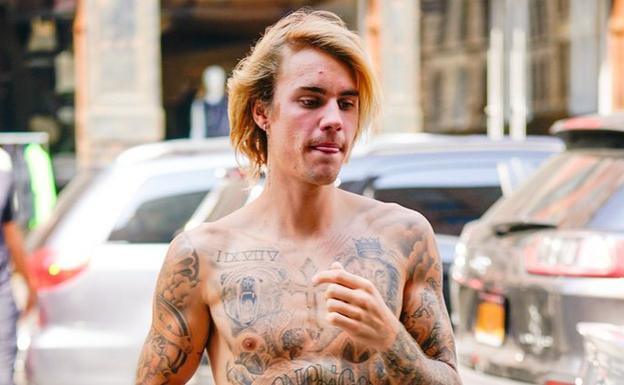 Justin Bieber, con el torso desnudo, por las calles de Manhattan. 