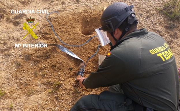 La Guardia Civil destruye un proyectil de artillería de la Guerra Civil hallado en el Valle de Valdebezana