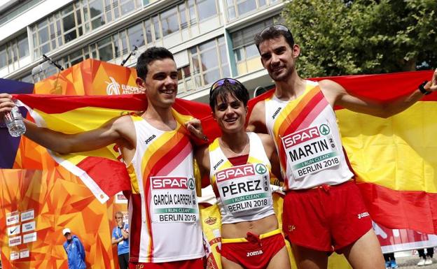 Álvaro Martín (d) y María Pérez celebran sus triunfos junto a Diego García, que ha sido plata en la prueba masculina.