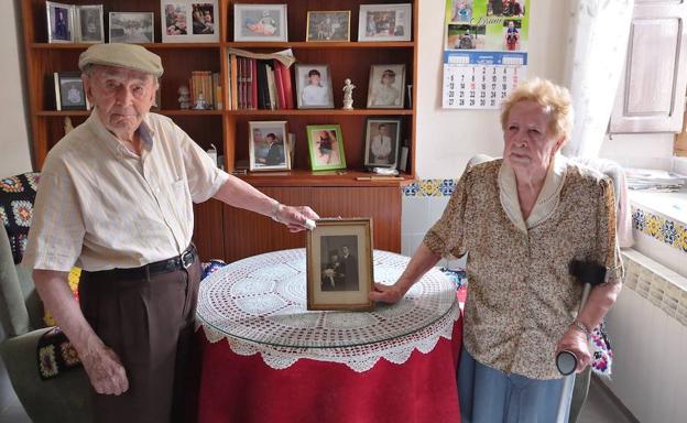 Leonardo y Gregoria posan con su retrato de boda