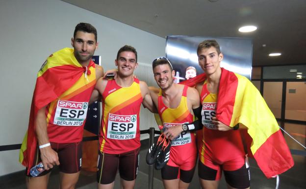 Los representantes españoles posan junto a la bandera.