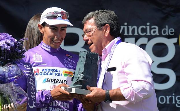 Iván Ramiro Sosa luciendo el maillot morado que le acredita como ganador 