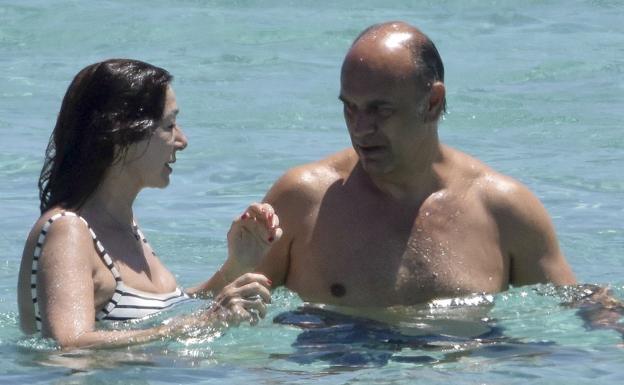 Ana Rosa y Juan Muñoz, en las aguas de Sotogrande. 