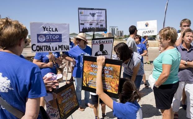 La plataforma ciudadana 'Stop Uranio' celebra la IV concentración anual contra la mina de uranio de Retortillo. 