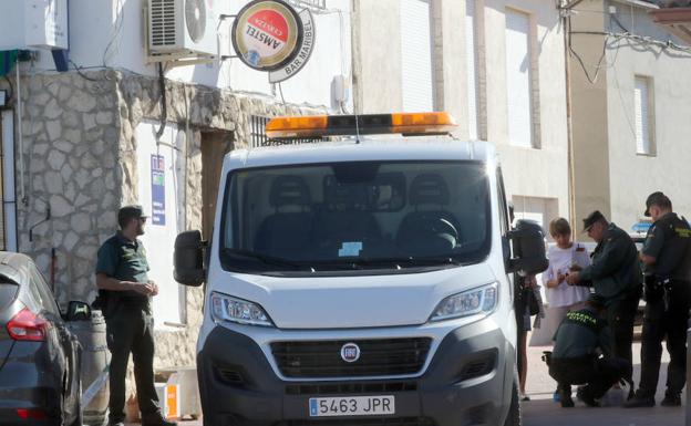 La Guardia Civil trabaja en el bar donde ocurrieron los hechos. 