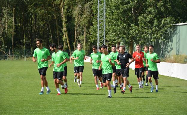 La plantilla durante uno de los entrenamientos de esta temporada