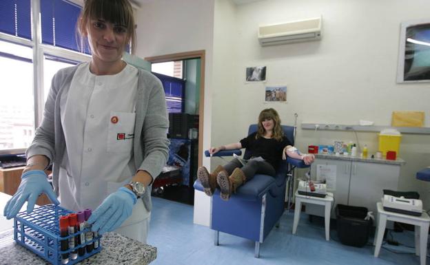 Enfermera y donante durante el proceso de extracción en el Centro de Hemoterapia y Hemodonación del hospital Virgen de la Vega de Salamanca. 