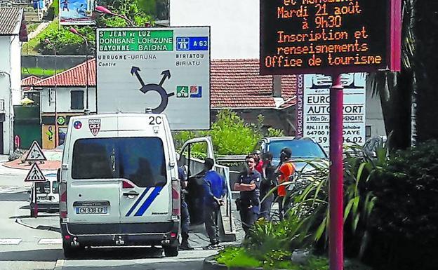 Gendarmes interceptan una furgoneta en la que viajaban varios migrantes subsaharianos. 